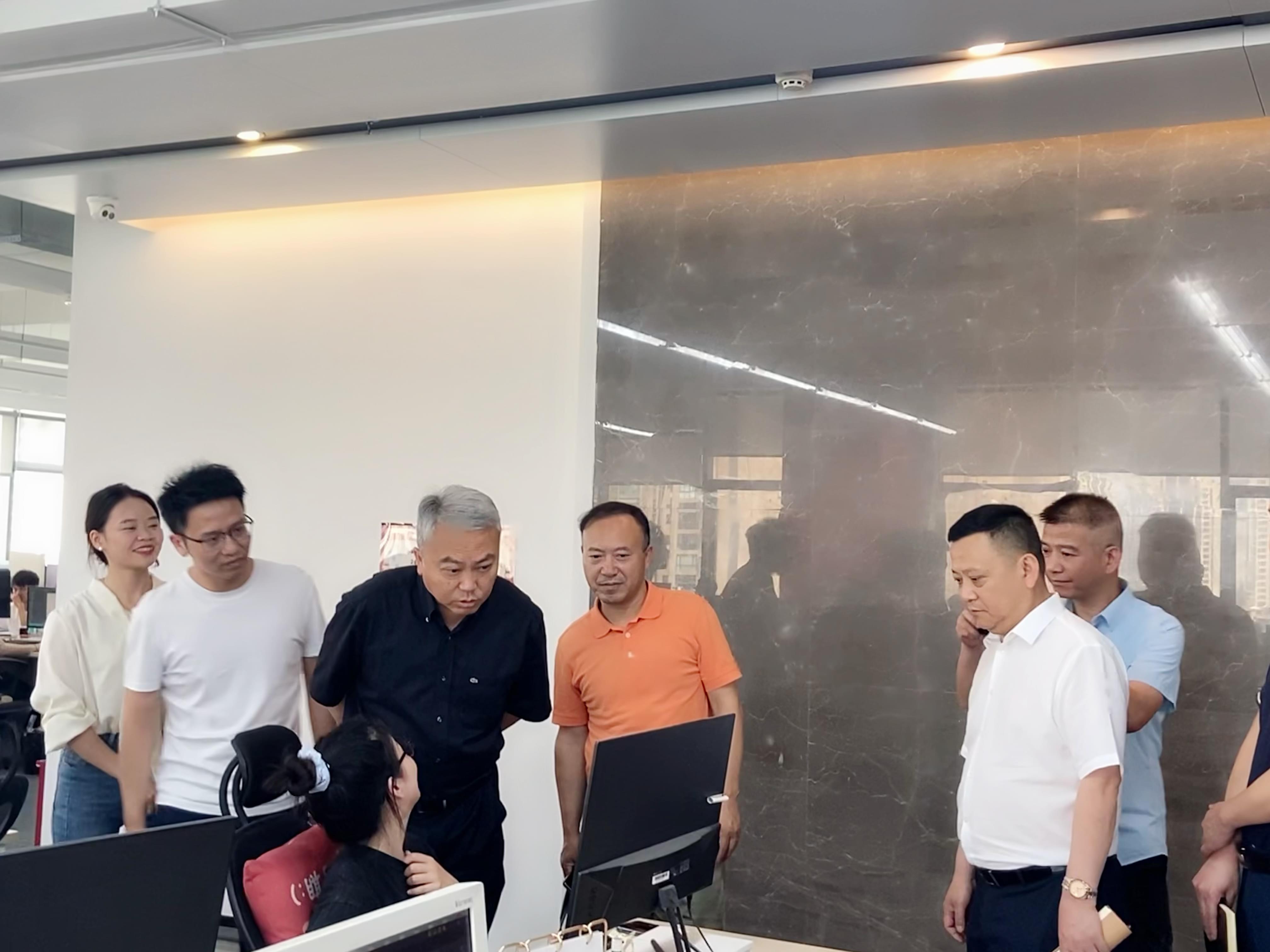 談忠副局長與工作人員交流